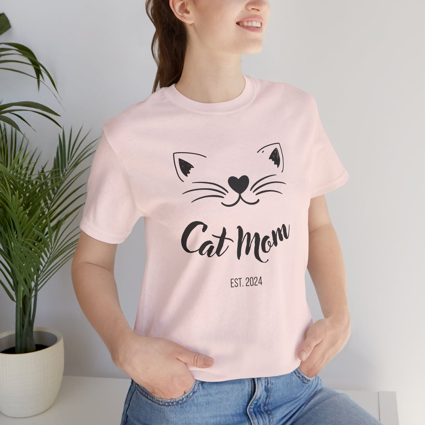 Customizable Cat Mom T-shirt – Gift for Stylish Cat Owners