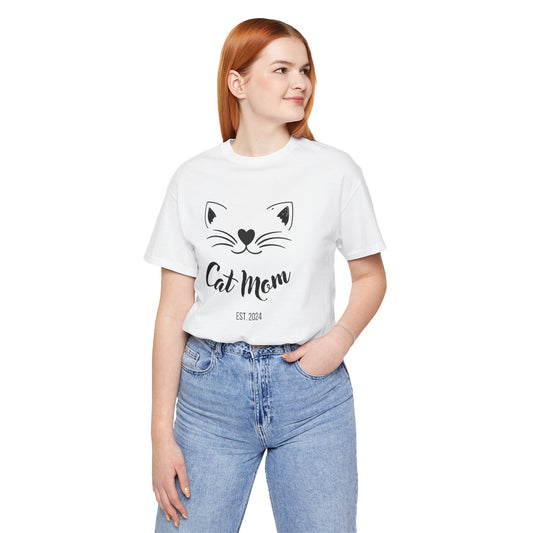 Customizable Cat Mom T-shirt – Gift for Stylish Cat Owners