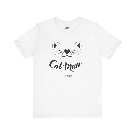 Customizable Cat Mom T-shirt – Gift for Stylish Cat Owners